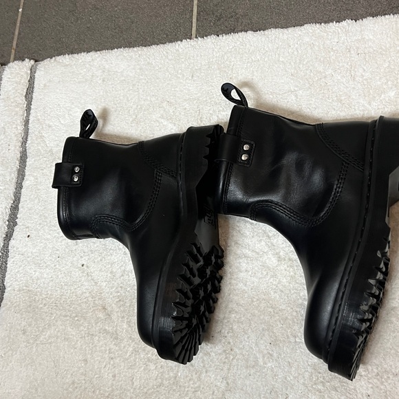 Dr. Martens women’s ankle boots Sz 8 Anistone Lo Leather black bikercore NWOT - Picture 7 of 9